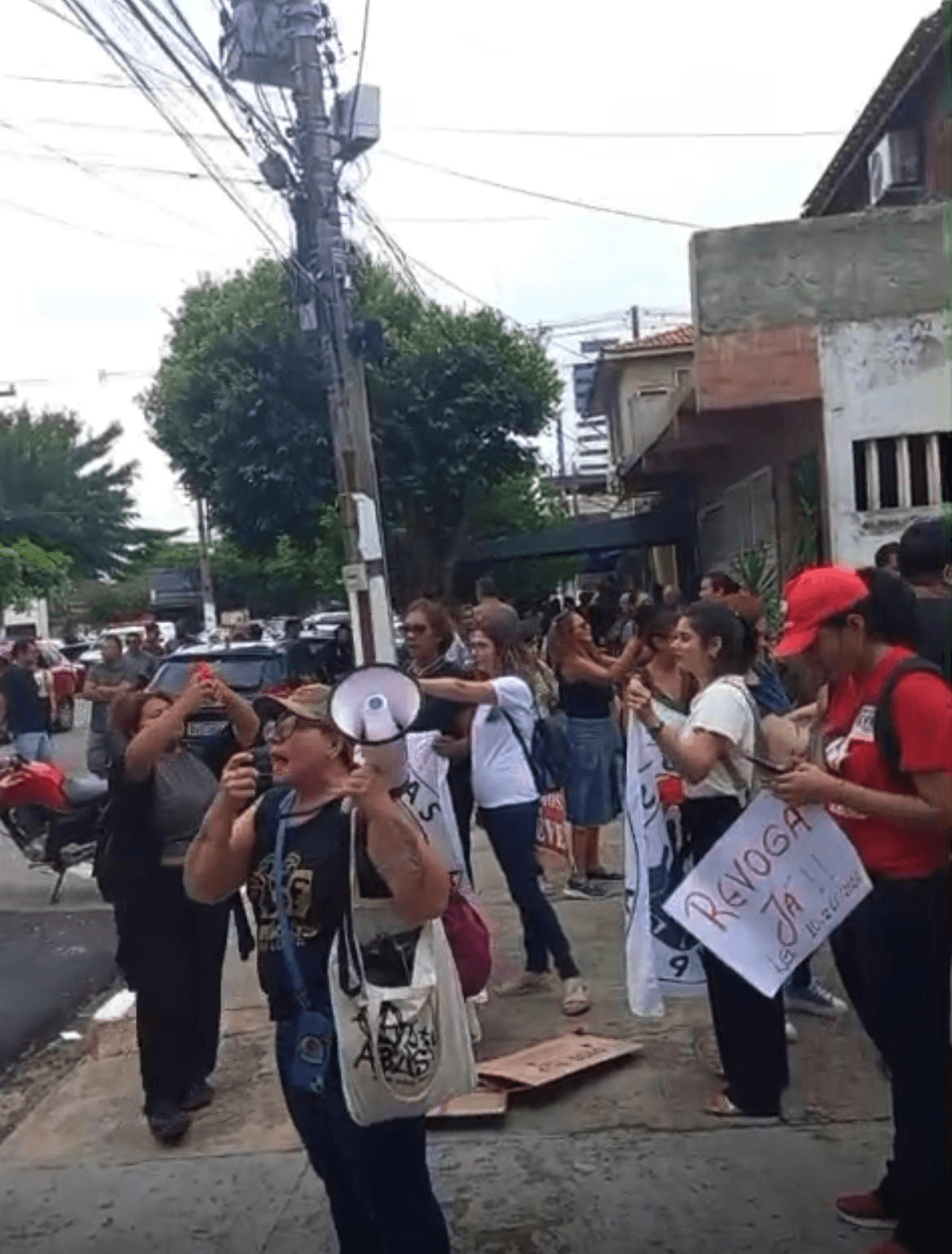 Servidores municipais protestam em frente à Câmara Municipal nesta quarta, 25