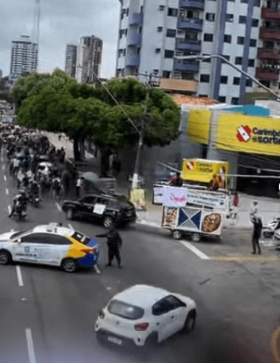 Servidores municipais protestam na Av. Almirante Barroso e pedem revogação de lei