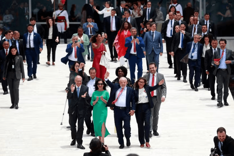 Sob gritos de 'sem anistia', Lula assina veto integral de projeto de dosimetria em evento do 8/1