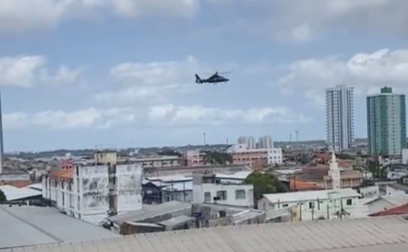 Sobrevoando em baixa altitude, helicóptero das Forças Armadas atinge UBS da Pedreira