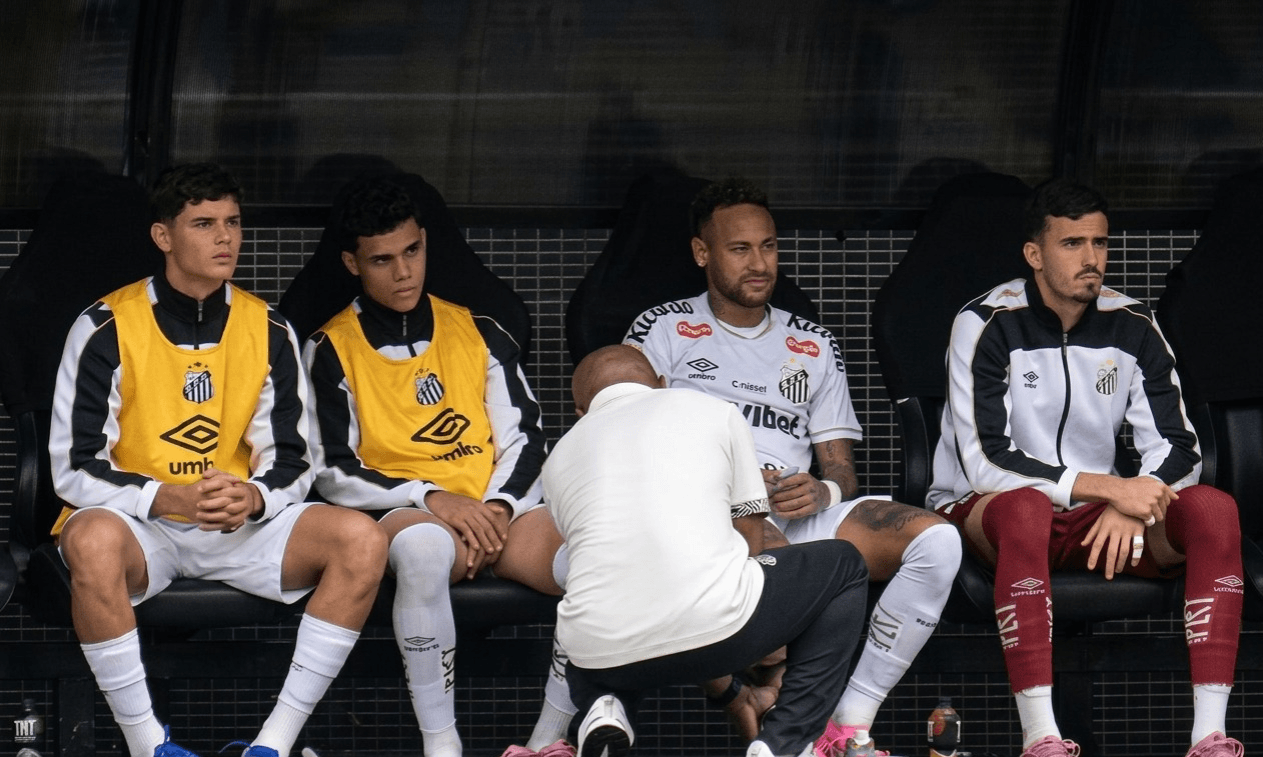 Substituição errada salvou Neymar? Atacante sofreu lesão pouco antes de confusão em jogo do Santos