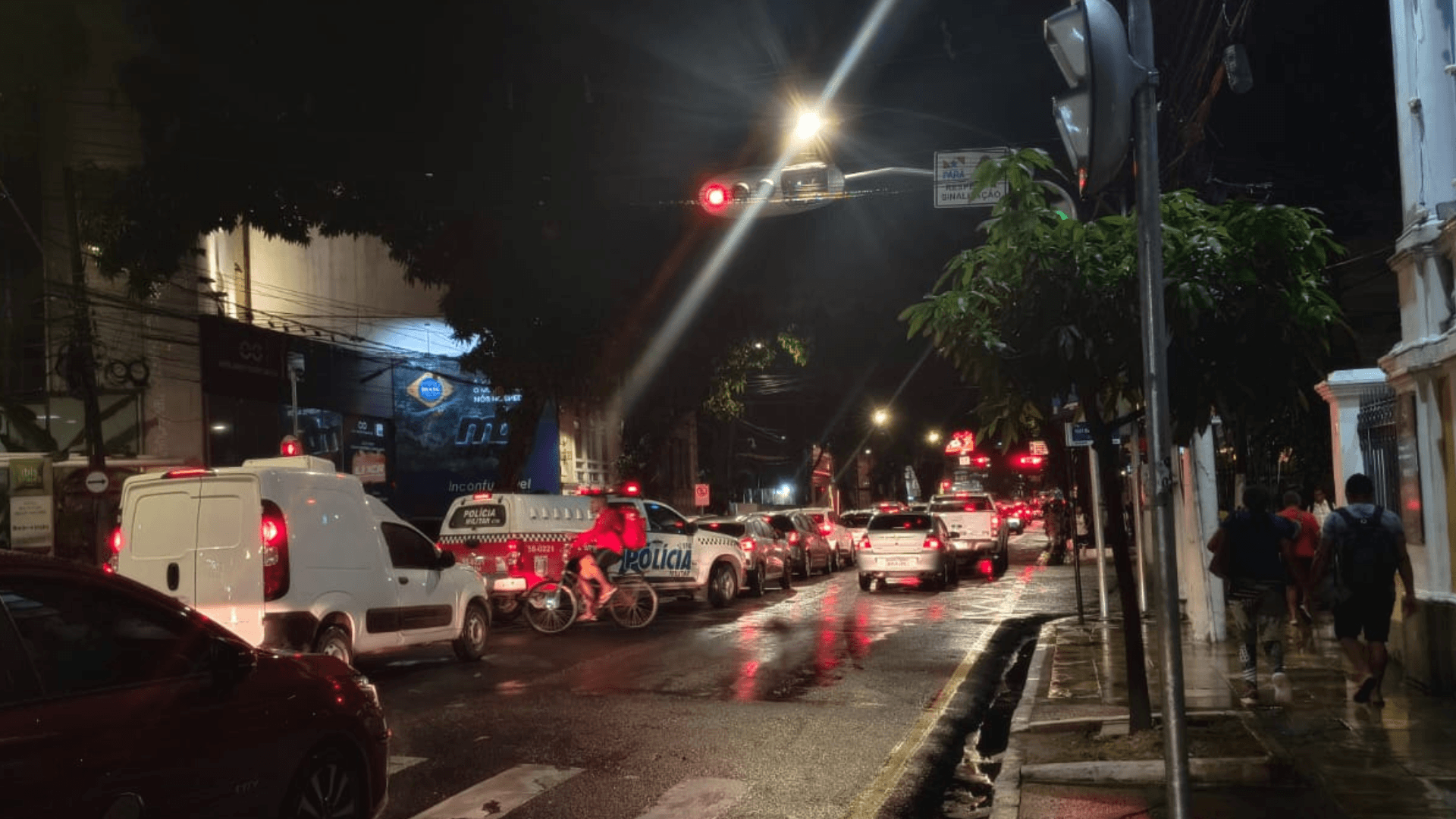 Temporal da tarde paralisou o trânsito e testou a paciência de quem tentava voltar para casa
