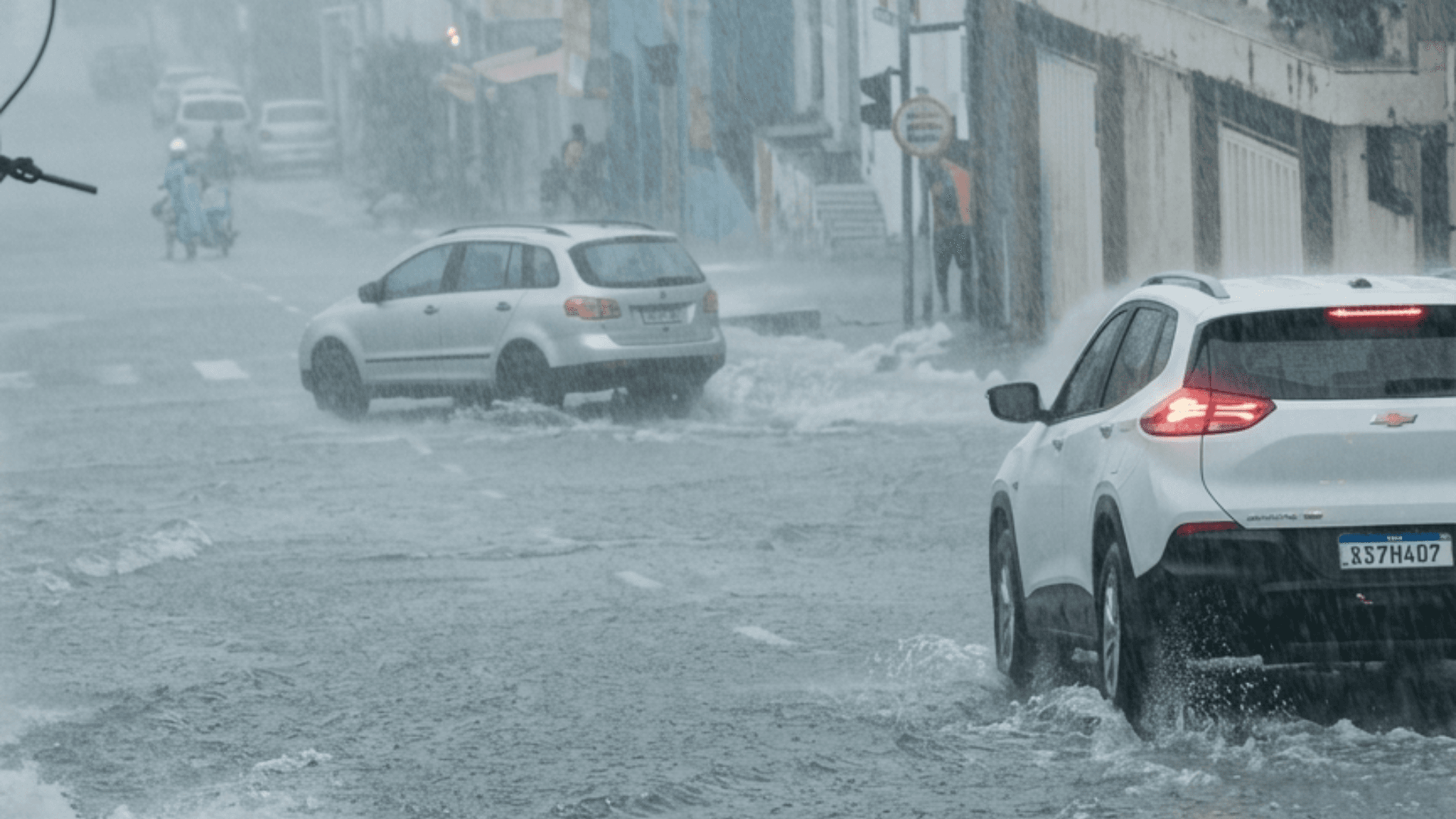 Temporal em Oriximiná causa alagamentos e arrasta veículo