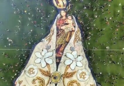 Torcida do Remo invade Mangueirão, celebra acesso e ergue imagem de Nossa Senhora de Nazaré
