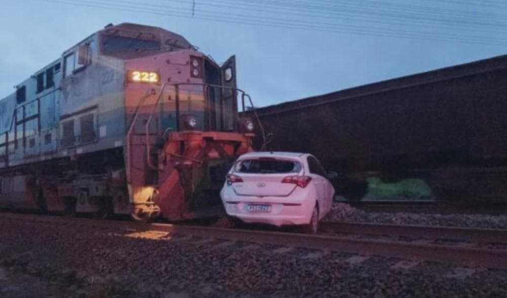Trem colide com carro na estrada de ferro Carajás em Parauapebas