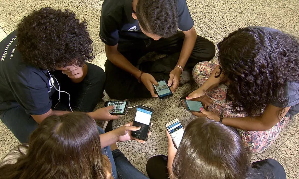 Um ano sem celulares nas escolas: MEC vai avaliar resultados da lei