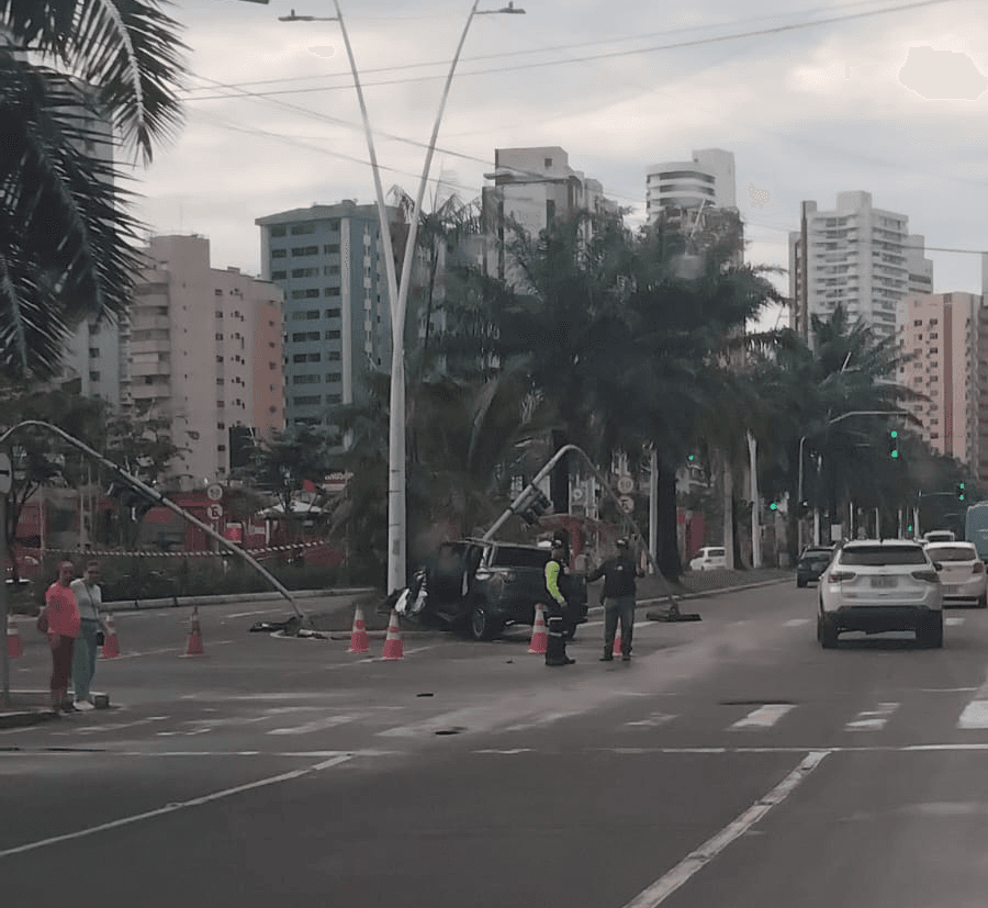 Veículo atinge semáforo na Doca e deixa o trânsito lento em Belém