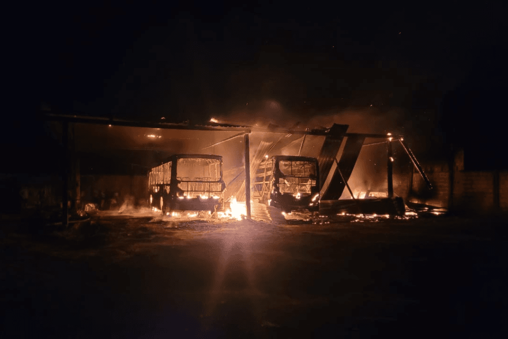 Veículos são incendiados por criminosos em zona rural de Moju, no Pará