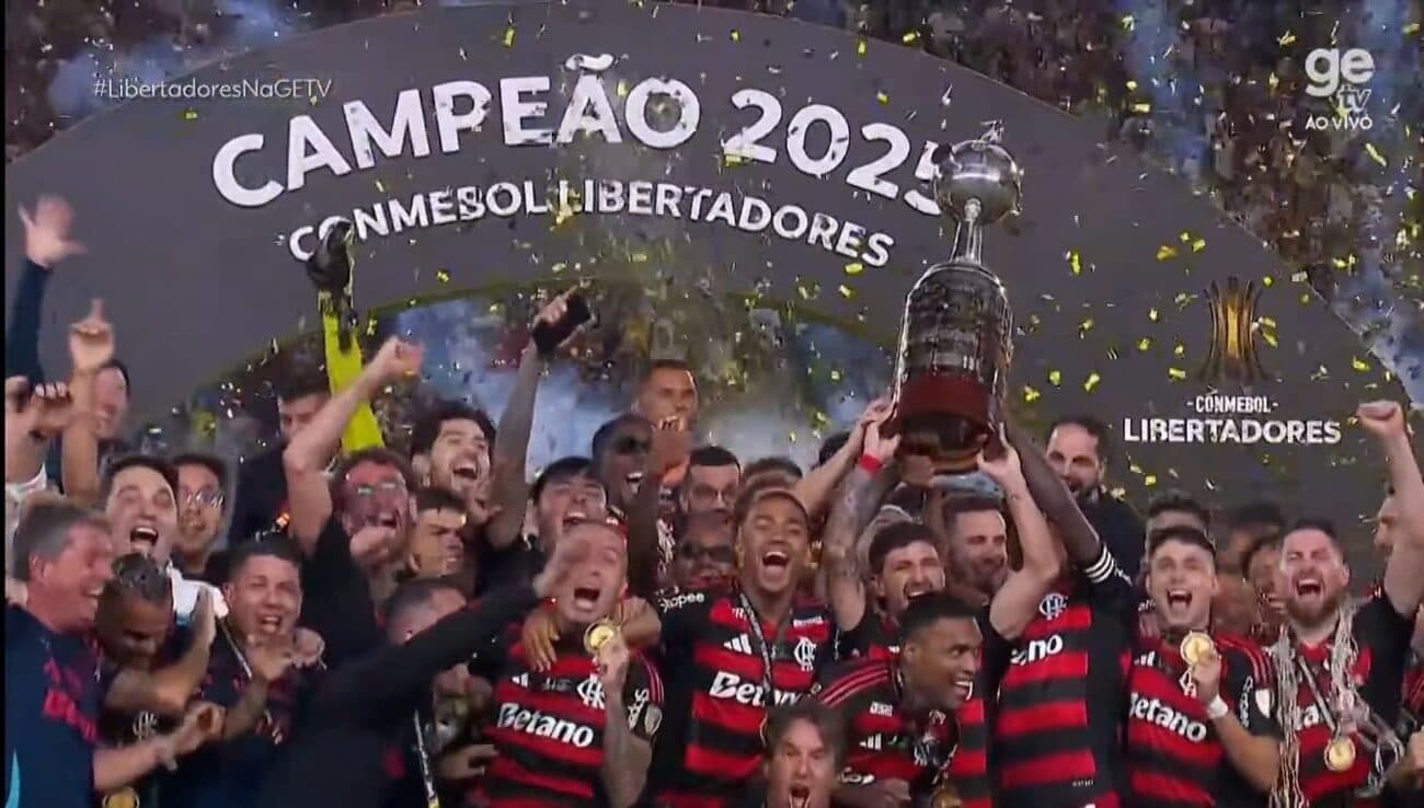 Veja o momento em que o Flamengo levanta a taça da Libertadores
