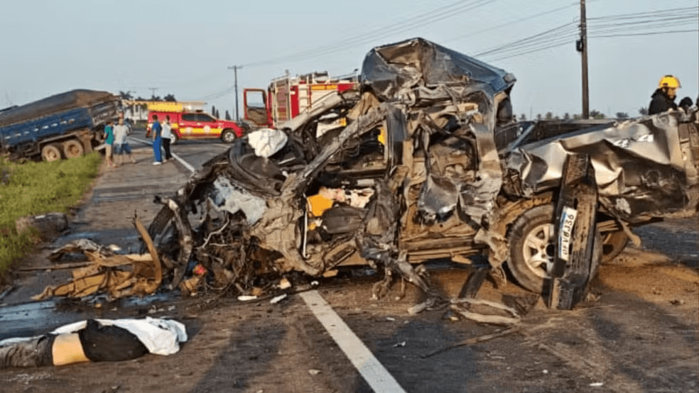 Vídeo: Acidente grave é registrado entre caminhão e picape na BR-316, em Castanhal