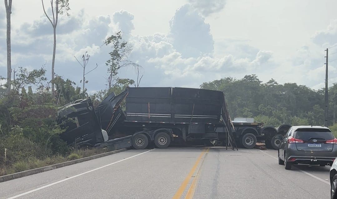 Vídeo: carreta tomba na PA-483 e provoca congestionamento na tarde deste sábado (13)