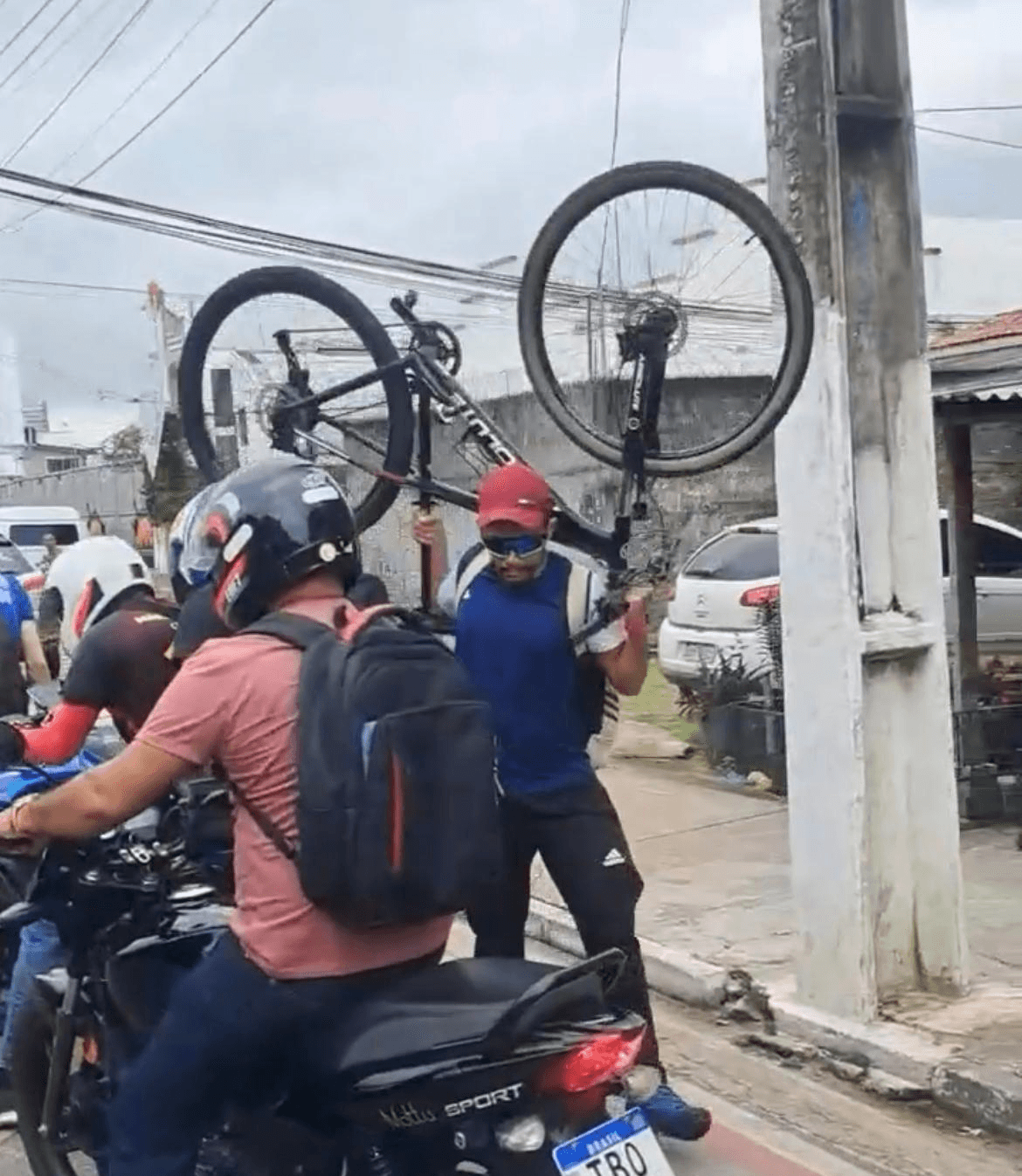 Vídeo: ciclista desiste de pedalar na ciclofaixa da Av. Arthur Bernardes, tomada por motocicletas e carros
