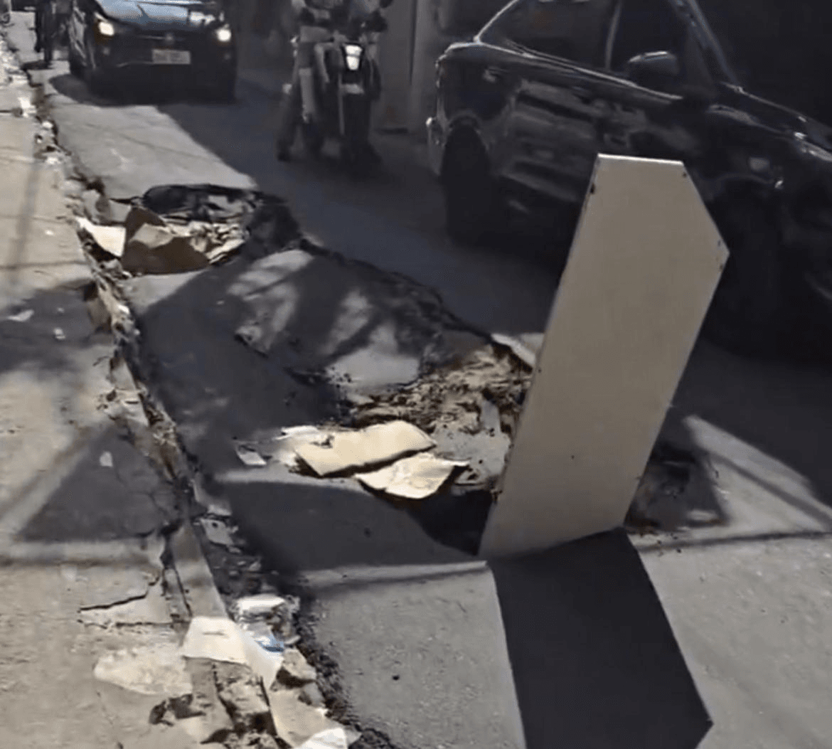 Vídeo: cratera se abre na rua 13 de Maio no Centro Comercial de Belém, e prejudica quem trabalha no local