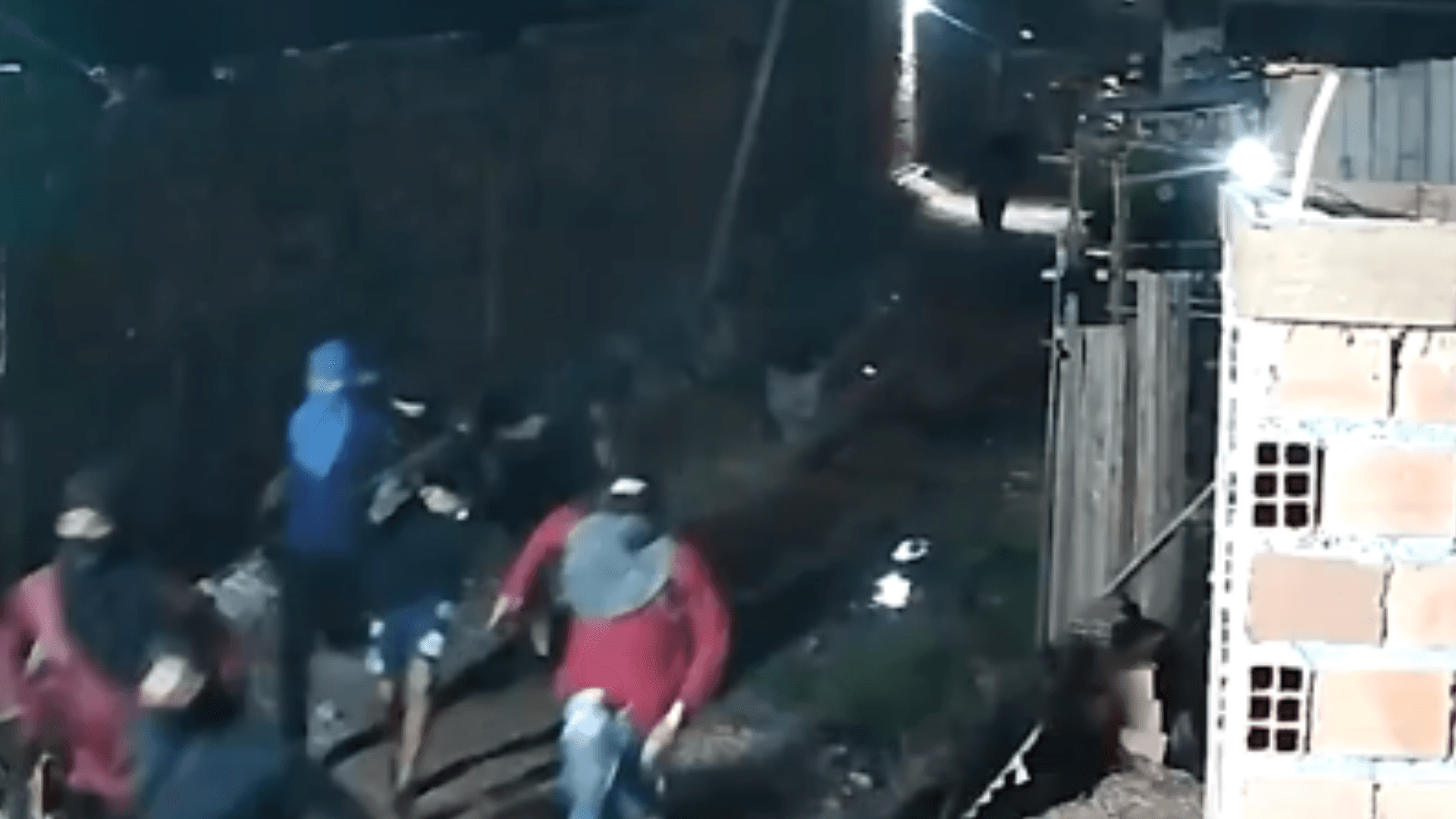 Vídeo: criminosos em atiram viatura da PM em Ananindeua
