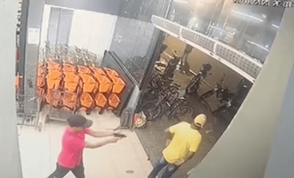 Vídeo: Em Belém, criminoso tenta atirar em policial mas arma falha