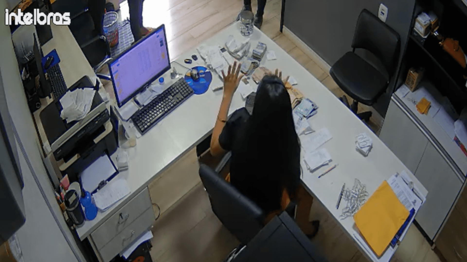 Vídeo: Homem pede emprego e em seguida anuncia assalto à empresa em Santarém