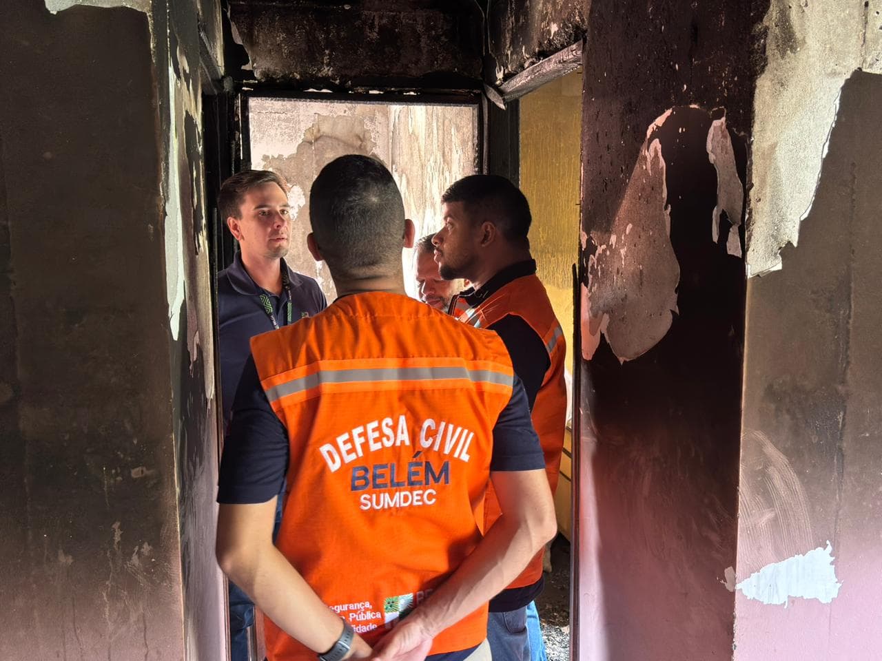 Equipes da Defesa Civil de Belém acompanham moradores após incêndio em apartamento no Tenoné