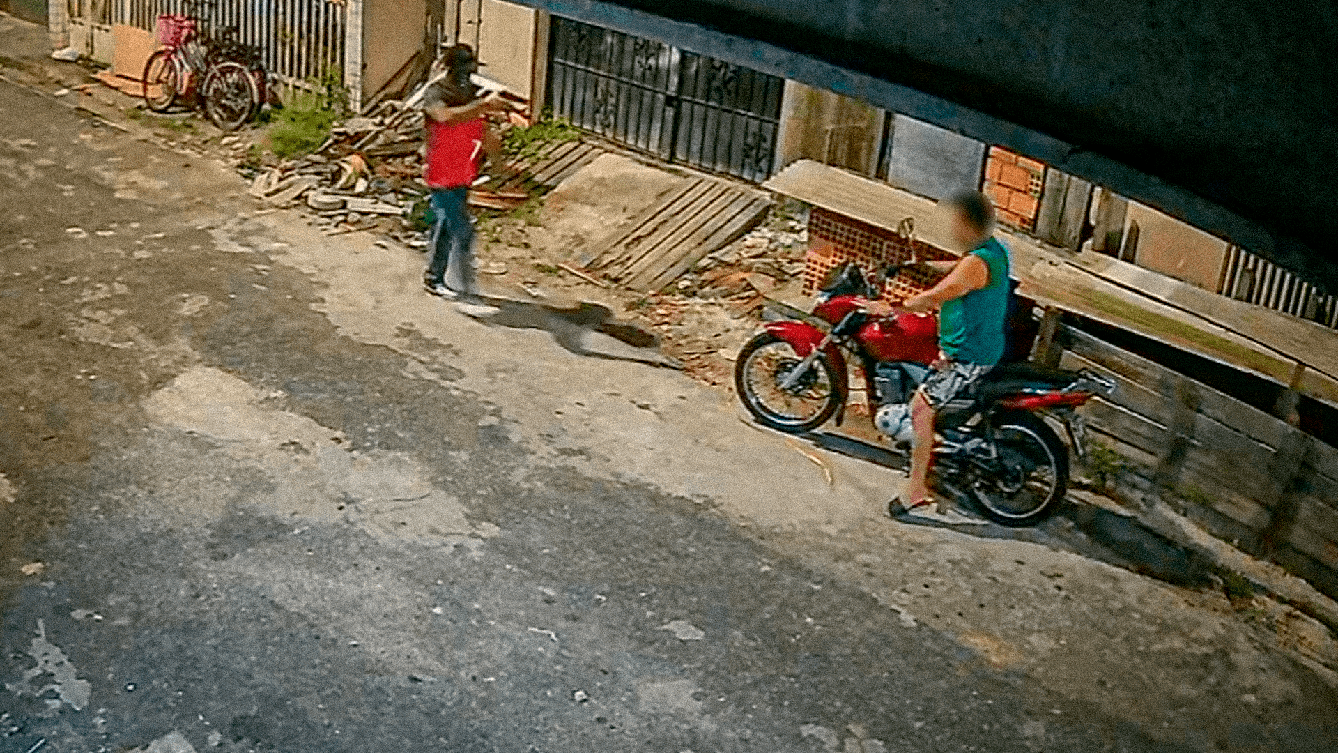Vídeo mostra momento em que morador tem motocicleta roubada por criminoso armado na Terra Firme