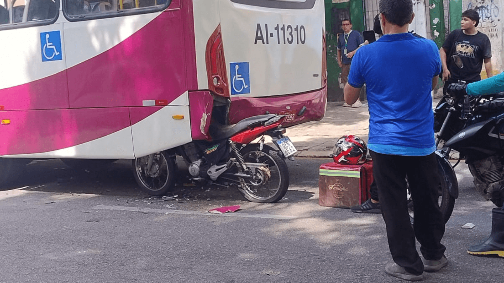 Vídeo: Motociclista pula de moto e escapa de acidente grave no centro de Belém