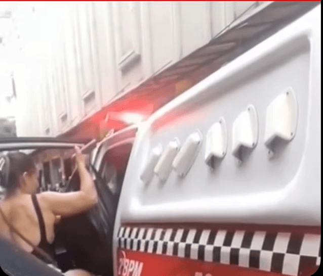 Vídeo que mostra mulher colocando sacolas dentro de viatura da PM está sob investigação da corporação