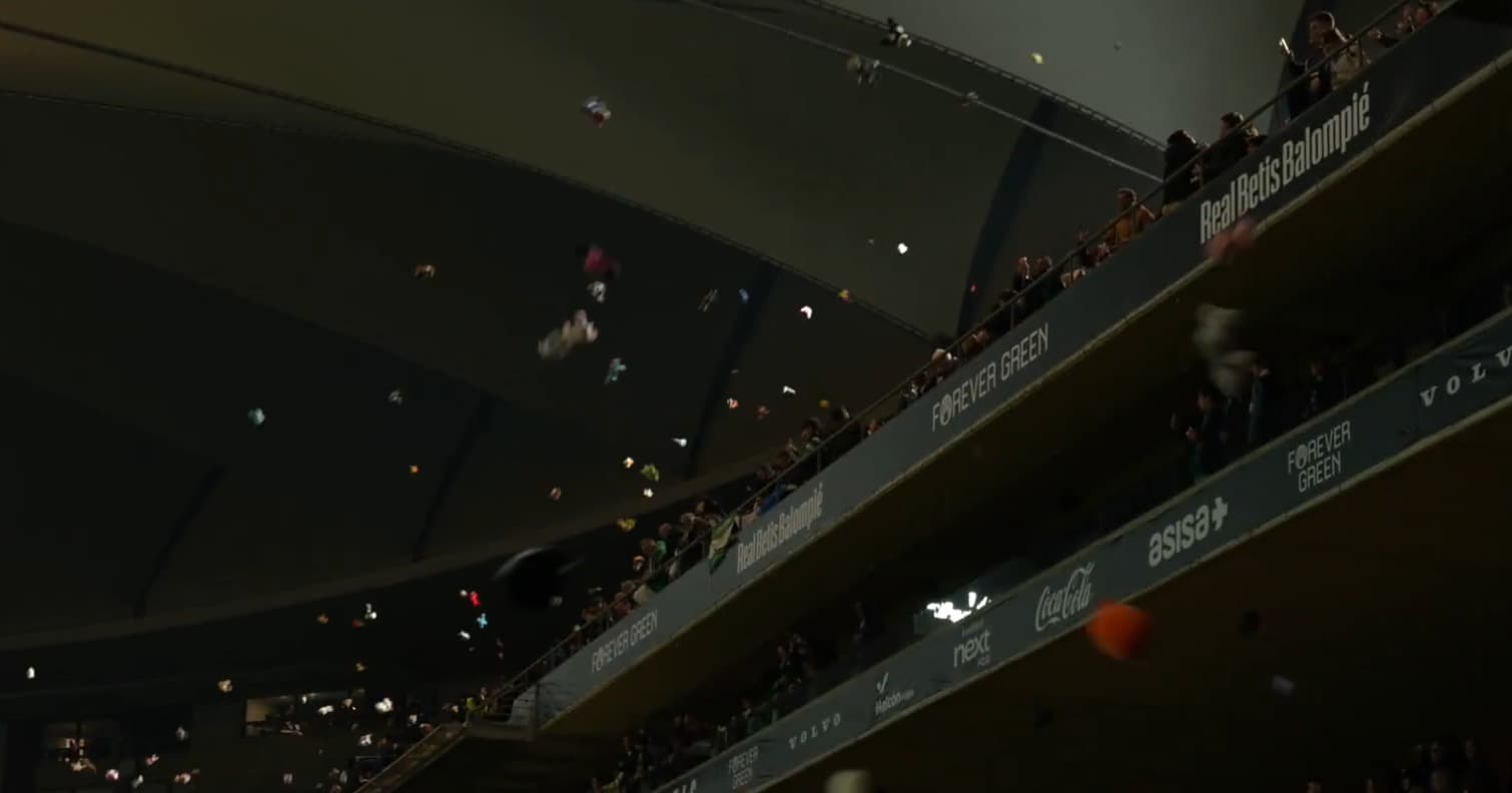 Vídeo: Real Betis promove tradicional ação de Natal com chuva de brinquedos em partida da La Liga