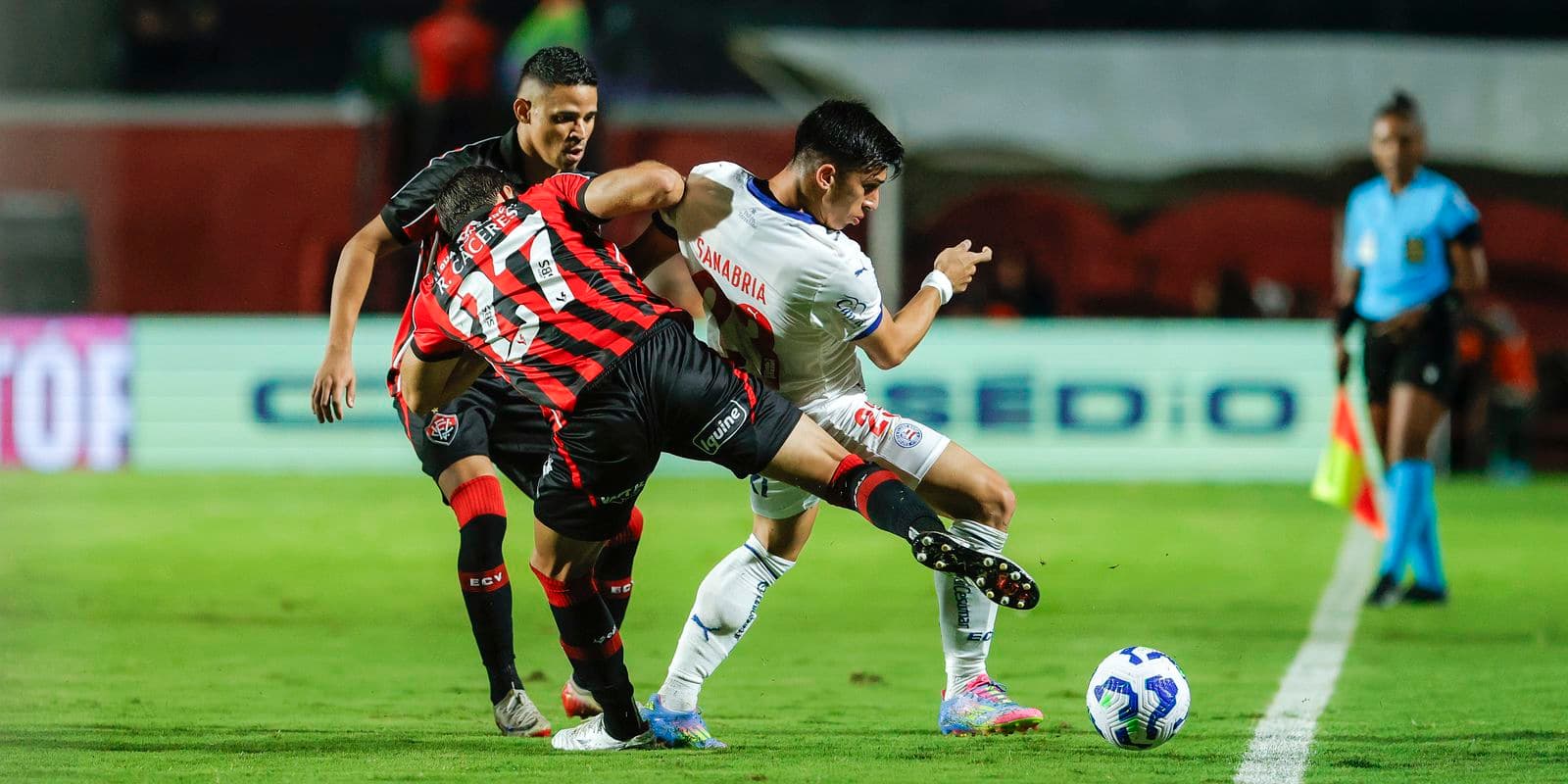 Vitória derrota Bahia e ganha fôlego na luta contra o rebaixamento