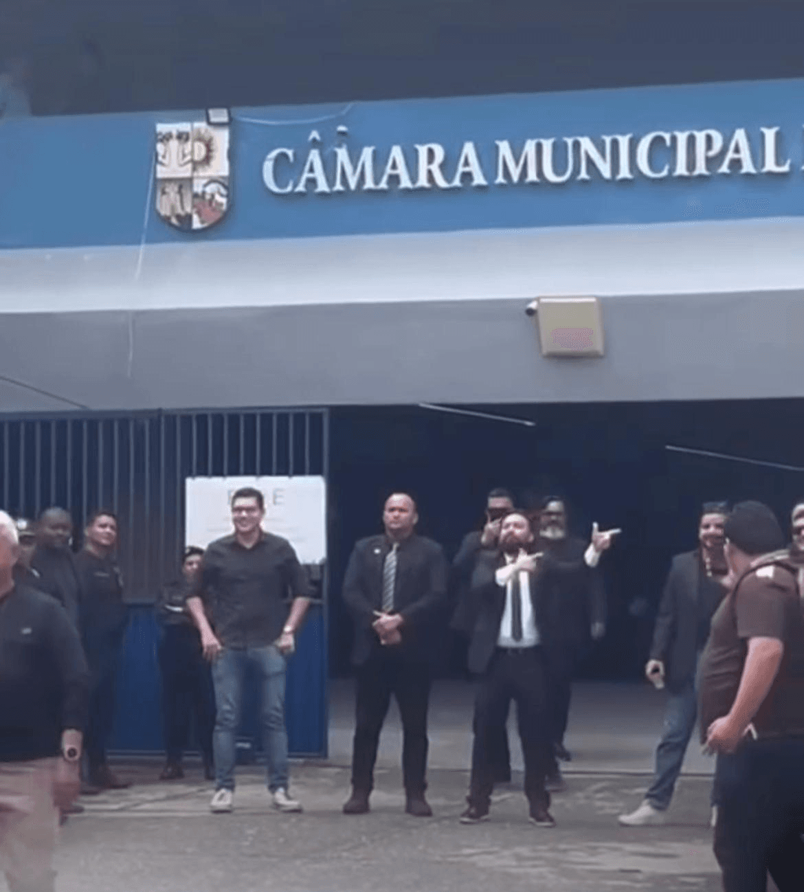 Zezinho Lima faz 'arminha' e debocha de servidores municipais que protestavam em frente à Câmera Municipal de Belém